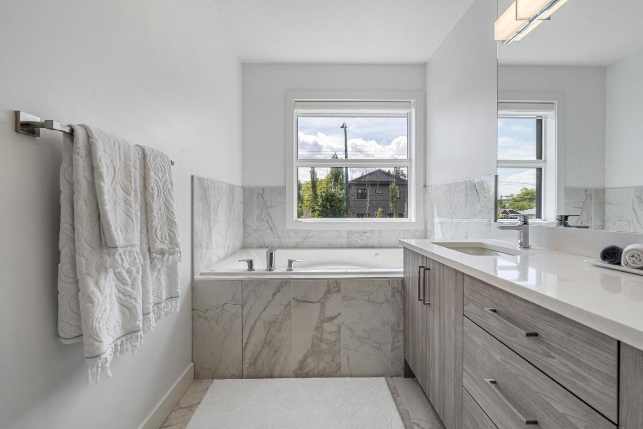Luxury Spacious Private House Near City Centre YYC Екстериор снимка
